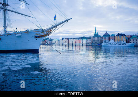 Vista invernale di Stoccolma la città vecchia, Gamla Stan e chiesa di Riddarholm con resti di ghiaccio rotto sul Mar Baltico. Le camere dell'ostello sono disponibili sul Foto Stock