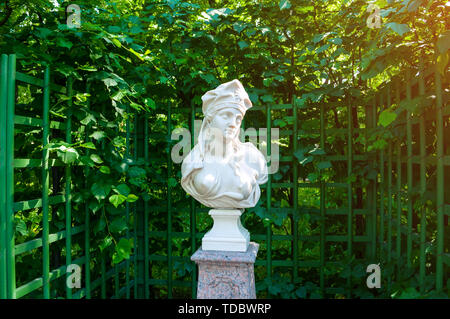 San Pietroburgo, Russia - 6 giugno 2019. Scultura di Sibyl Samos nel giardino estivo. Giardino per la stagione estiva - il più famoso giardino di San Pietroburgo Russia Foto Stock