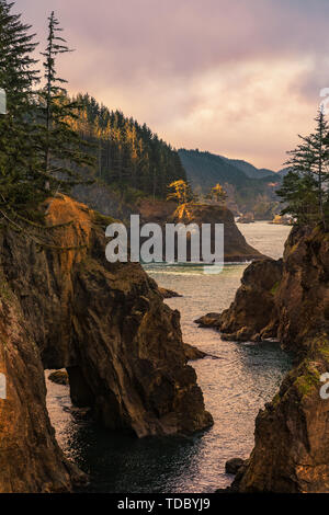 Sunrise a Samuel Boardman membro Scenic corridoio. Uno stato lineare Park nel sud-ovest Oregon, negli Stati Uniti. Si tratta di 12 miglia (19 km) lungo e th Foto Stock