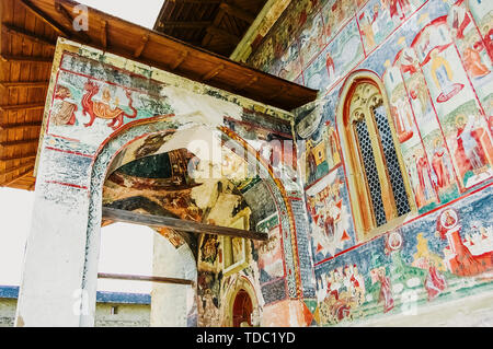 Bucovina, Romania - 5 Giugno 2019: dipinti negli affreschi dei religiosi, motivi colorati, in cristiano ortodosso di Monasteri della Bucovina. Foto Stock