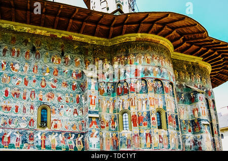 Bucovina, Romania - 5 Giugno 2019: dipinti negli affreschi dei religiosi, motivi colorati, in cristiano ortodosso di Monasteri della Bucovina. Foto Stock