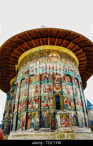 Bucovina, Romania - 5 Giugno 2019: dipinti negli affreschi dei religiosi, motivi colorati, in cristiano ortodosso di Monasteri della Bucovina. Foto Stock