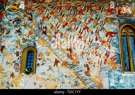 Bucovina, Romania - 5 Giugno 2019: dipinti negli affreschi dei religiosi, motivi colorati, in cristiano ortodosso di Monasteri della Bucovina. Foto Stock