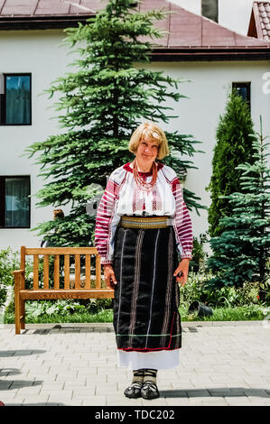 Sibiu, Romania - 5 Giugno 2019: tradizionale rumena abito femminile, con la donna vestita in modo tipico. Foto Stock