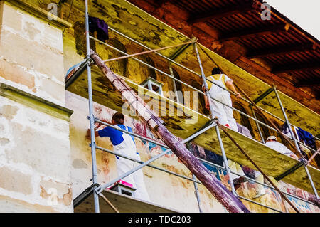 Bucovina, Romania - 5 Giugno 2019: Restauratori di opere d'arte di dipinti su affreschi di motivi religiosi nel cristiano ortodosso di monasteri di Bukovi Foto Stock