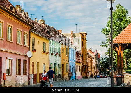 Sibiu, Romania - 5 Giugno 2019: belle strade della città rumena di Sibiu, con case colorate. Foto Stock