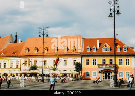 Sibiu, Romania - 5 Giugno 2019: belle strade della città rumena di Sibiu, con case colorate. Foto Stock