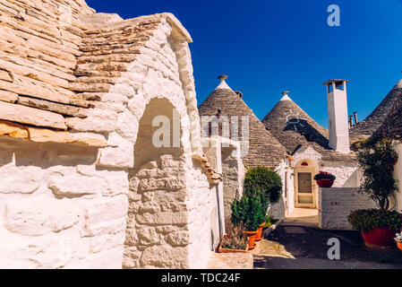 Belle case a un piano di costruzione arrotondato chiamato trulli, tipico della zona di Alberobello in Italia. Foto Stock