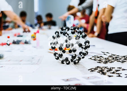 Gruppo di studenti nella classe di biologia la creazione di modelli molecolari con giocattoli educativi. Foto Stock