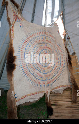 Dipinto di bison pelliccia dentro un tepee a 'Tatanka-Story del bison' museo (fondata da Kevin Costner), Deadwood, nella contea di Lawrence, Dakota del Sud, STATI UNITI D'AMERICA Foto Stock