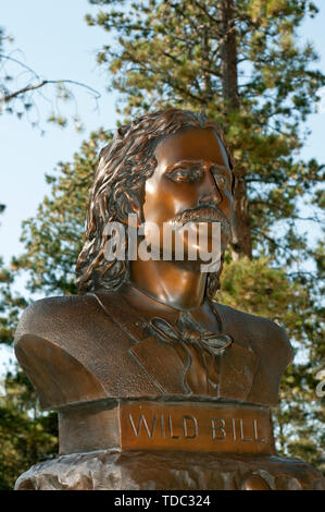 Statua di bronzo di James Butler Hickok (alias Wild Bill, 1837-1876) sulla sua tomba sul Monte Moriah cimitero, Deadwood, nella contea di Lawrence, Dakota del Sud, STATI UNITI D'AMERICA Foto Stock