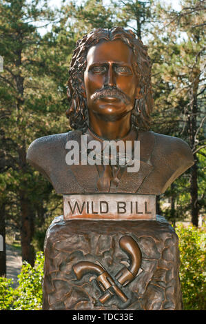 Statua di bronzo di James Butler Hickok (alias Wild Bill, 1837-1876) sulla sua tomba sul Monte Moriah cimitero, Deadwood, nella contea di Lawrence, Dakota del Sud, STATI UNITI D'AMERICA Foto Stock