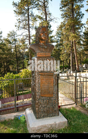 Statua di bronzo di James Butler Hickok (alias Wild Bill, 1837-1876) sulla sua tomba sul Monte Moriah cimitero, Deadwood, nella contea di Lawrence, Dakota del Sud, STATI UNITI D'AMERICA Foto Stock