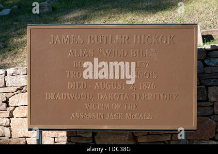 Segno sulla tomba di James Butler Hickok (alias Wild Bill, 1837-1876) sul monte Moriah cimitero, Deadwood, nella contea di Lawrence, Dakota del Sud, STATI UNITI D'AMERICA Foto Stock