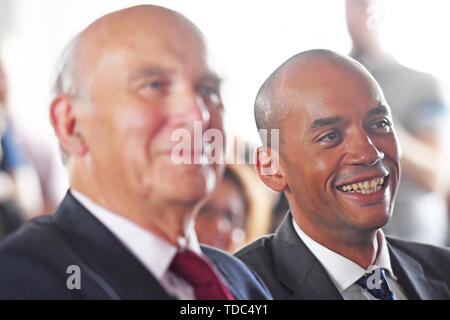 Ex cambiare UK e manodopera MP Chuka Umunna (a destra) con il gruppo del Partito europeo dei liberali democratici Leader Vince il cavo nel corso di una conferenza stampa a Westminster, Londra, per annunciare che si unisce al Lib Dems ha. Foto Stock