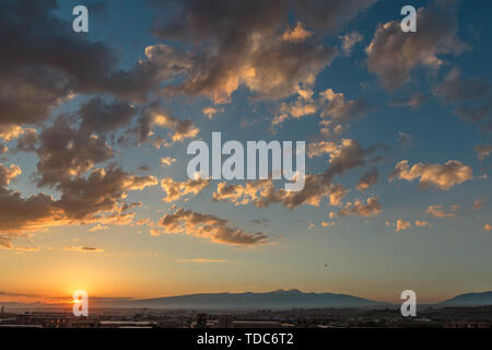 Foto del tramonto e nuvole nonché le infrastrutture della piccola città Foto Stock