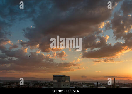 Foto del tramonto e nuvole nonché le infrastrutture della piccola città Foto Stock