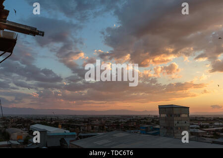 Foto del tramonto e nuvole nonché le infrastrutture della piccola città Foto Stock