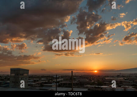 Foto del tramonto e nuvole nonché le infrastrutture della piccola città Foto Stock