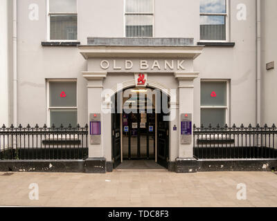 Il vecchio edificio della banca in High Street a Abergavenny Wales UK un tradizionale high street bank building ora Natwest Foto Stock