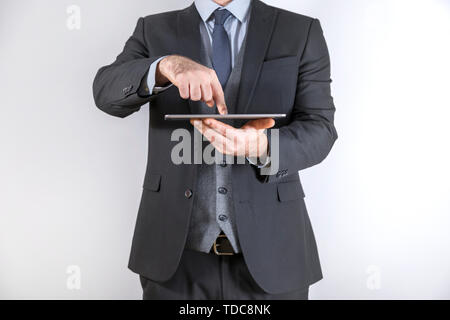 Imprenditore mano azienda tablet global marketing su sfondo bianco Foto Stock