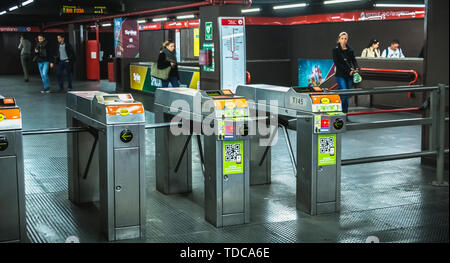 Milano, Italia - 3 Novembre 2017 - Milano entrata della metropolitana gantry in una stazione della metropolitana sulla caduta di un giorno Foto Stock