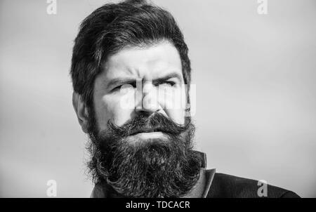 Ogni barba completamente unica. Investire in un elegante aspetto. Crescere folta barba veloce. Uomo Barbuto hipster indossare tuta formale cielo blu sullo sfondo. Capelli facciali barba e baffi cura. Barba tendenza di moda. Foto Stock