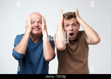 Due uomini maturi padre e figlio eccitato scioccante. Foto Stock