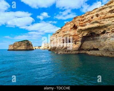 Le scogliere e le grotte visto a bordo di una barca da Albufeira a a Benagil Foto Stock