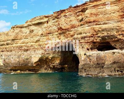 Le scogliere e le grotte visto a bordo di una barca da Abufeira a a Benagil Foto Stock