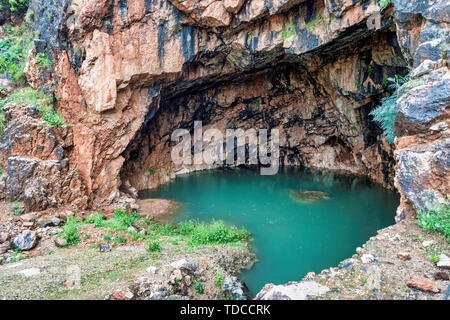 La Grotta del Dio Pan del III secolo a.e.v. riempito con acqua ,Hermon Stream riserva naturale e parco archeologico ,Banias, Golan Israele Foto Stock