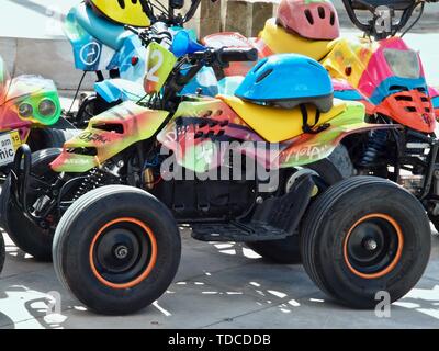 Motore colorati buggy con i caschi al di fuori Foto Stock