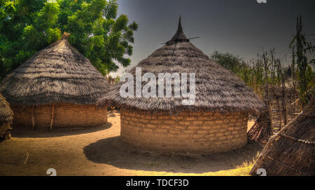 Paesaggio con Mataya villaggio di sara tribù aka Ngambaye o Madjingaye Mbaye o persone, Guera, Ciad Foto Stock