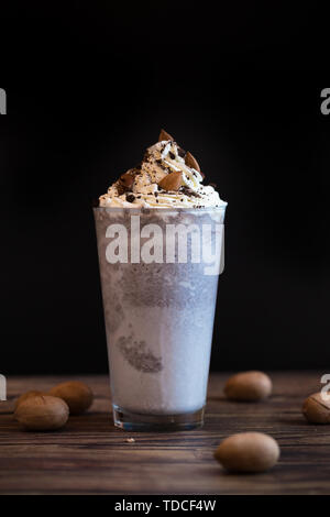 Ice Cream nessuno, bere caffè, still life, scuro, cup (contenitore), la colazione e il cibo, vetro, coperchio (caramelle), zucchero, latte, cioccolato, freddo, legno, una deliziosa, dawn, la crema di latte, tè, gelato, mandorle, pancetta, Oreos Foto Stock