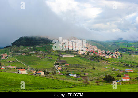 La magnifica vista del villaggio di Gangi in Sicilia, Italia fotografato in foggy meteo. Il centro storico si trova sulla cima della collina. Il verde paesaggio di campagna. Nebbia. Campagna siciliana. Foto Stock