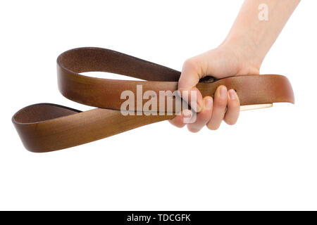 Mano che tiene la cinghia in pelle per la punizione su sfondo bianco Foto Stock