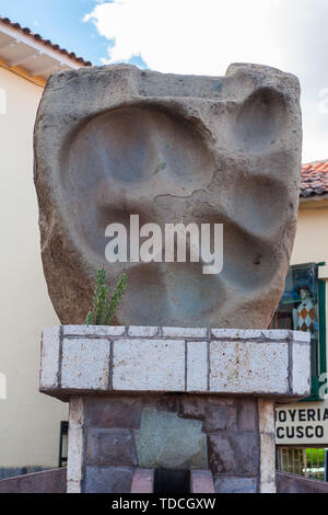 Cusco / Perù - maggio 27.2008: ingombro Puma statua situato vicino alla piazza vecchia. Simbolo della forza e del potere nella cultura Inca. Puma Paw Foto Stock