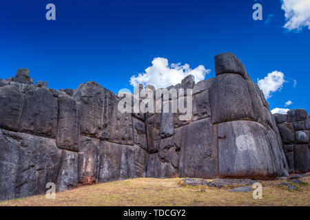 Sacsayhuaman resti in Cusco, Perù. Un complesso monumentale di edifici in pietra realizzate da Incas. Pre colombiana megalitiche costruzioni fortificate Foto Stock