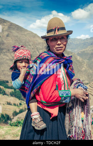 Cusco / Perù - maggio 29.2008: Ritratto di giovane donna peruviana in montagna vestiti in abiti tradizionali. Foto Stock