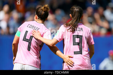 Scozia Rachel Corsie (sinistra) e della Scozia Caroline Weir durante il FIFA Coppa del Mondo femminile, Gruppo D corrispondono a Roazhon Park, Rennes. Foto Stock