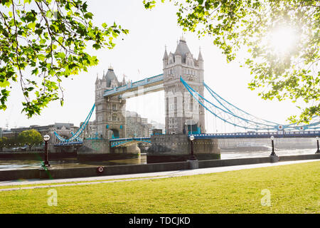 Il Tower Bridge di Londra su una mattina di sole Foto Stock