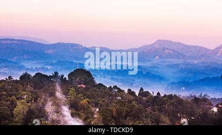 Al tramonto nelle montagne di Kandy, centro dello Sri Lanka, ho alloggiato al picco Hotel in Kandy montagne che di sera. Non appena ho abbandonato il mio bagaglio e camminato fuori della camera, la bellezza del tramonto è apparso davanti a me. Foto Stock