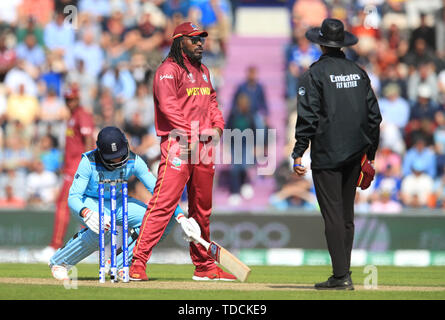 Inghilterra è Joe root (sinistra) e West Indies' Chris Gayle durante l'ICC Cricket World Cup group stage corrispondono all'Hampshire ciotola, Southampton. Foto Stock