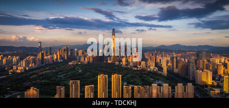 Shenzhen Futian riforma e apertura eseguire il ping di un tramonto da Golf Foto Stock