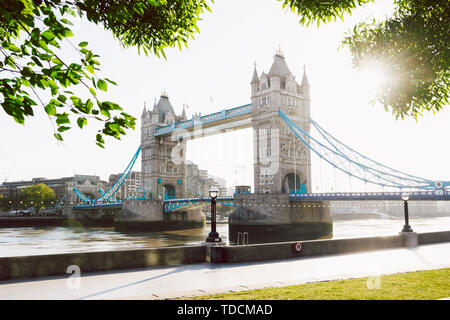 Il Tower Bridge di Londra su una mattina di sole Foto Stock