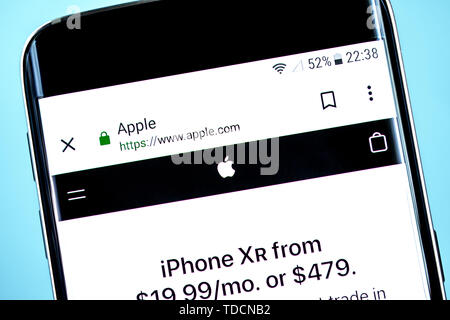 Berdyansk, Ucraina - 10 Giugno 2019: Editoriale illustrativa di Apple Inc website homepage. Apple Inc logo visibile sullo schermo del telefono. Foto Stock