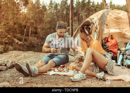 Piacevole coppia giovane godendo il loro bel picnic Foto Stock