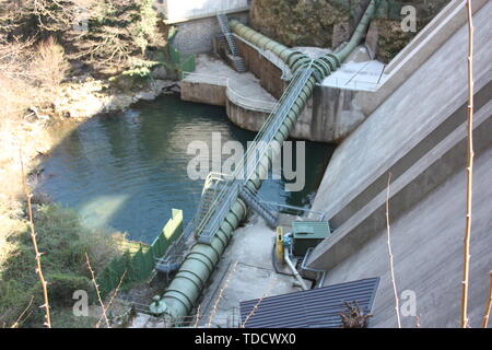 Gigantesca diga o centrale idroelettrica di Isola Santa, Toscana, Lucca. Foto Stock
