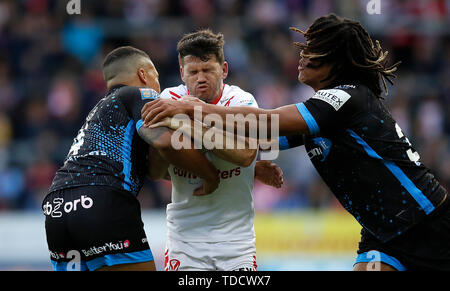 St Helens Santi' Lachlan Coote è affrontato da Huddersfield Giants Giordania Turner e Dominic giovani (destra), durante la Betfred Super League match al totalmente Wicked Stadium, St Helens. Foto Stock