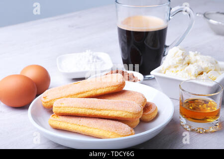 Ingrediente per fatti in casa torta tiramisù in stretta fino Foto Stock
